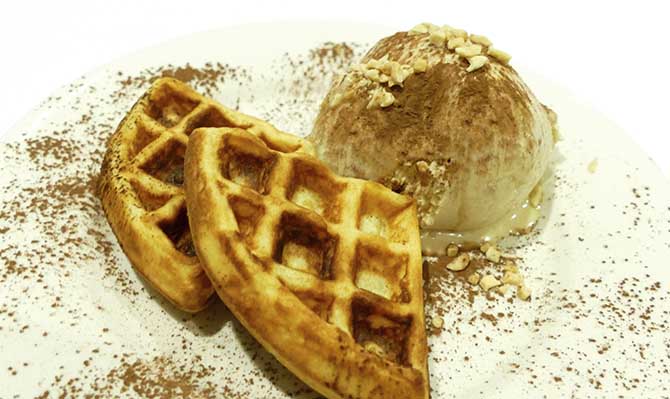 Islander Resort Gallery Restaurant and Bar  0008 peanut icecream and waffles P1050209